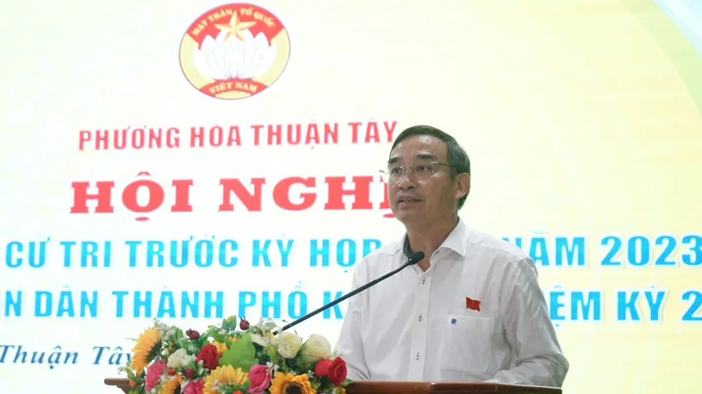 Chủ tịch Đà Nẵng Lê Trung Chinh tại hội nghị tiếp xúc cử tri. Ảnh: TẤN VIỆT chủ tịch đà nẵng tháo gỡ dự án