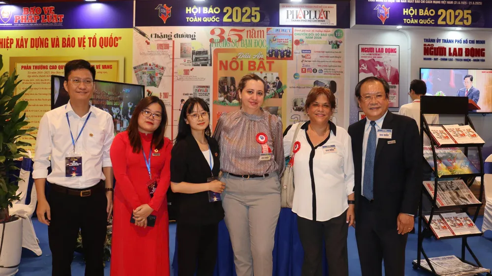 Đại diện Đại sứ quán Cuba Dianet Doimeadios Guerrero, GS.TS - nhà báo Ana Teresa Badía chụp ảnh lưu niệm cùng đội ngũ báo Pháp Luật TP.HCM. Ảnh: ĐẮC LAM 100 năm Ngày Báo chí Cách mạng Việt Nam