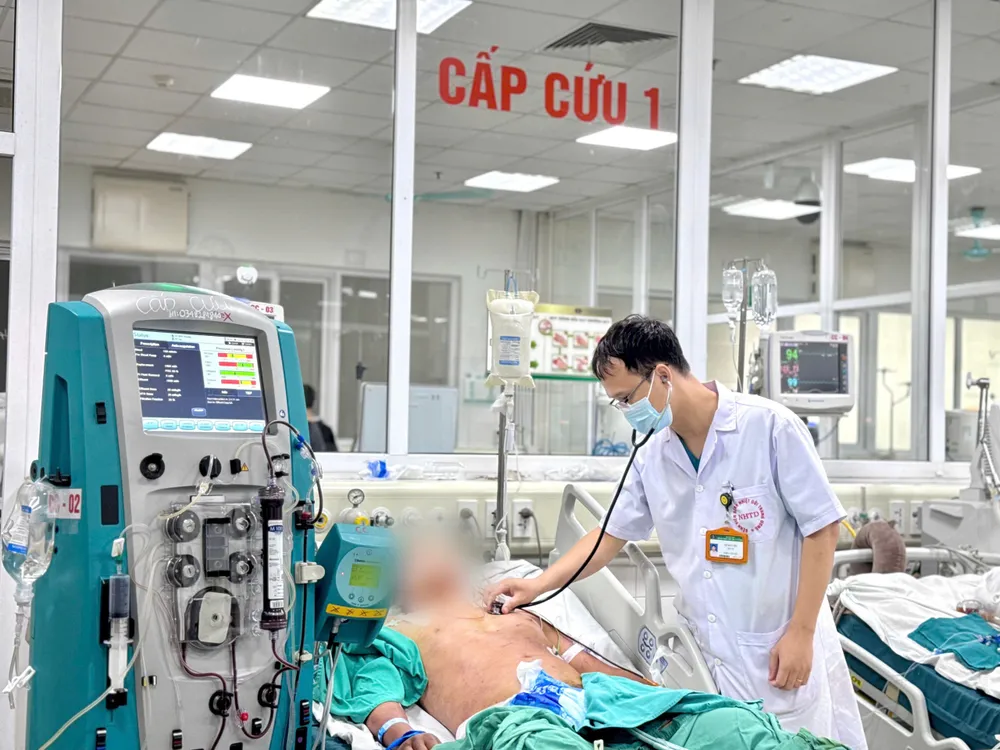 Thanh niên 30 tuổi được phát hiện trong tình trạng lơ mơ, tím tái toàn thân sau 3 ngày kể từ khi ăn tiết canh heo. Ảnh: BVCC ăn tiết canh