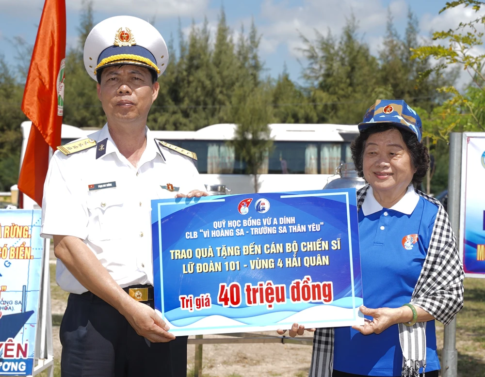 Nguyên Phó Chủ tịch nước Trương Mỹ Hoa trao tặng quà đến cán bộ chiến sĩ Lữ đoàn 101. Quỹ học bổng Vừ A Dính thăm, tặng quà chiến sĩ tân binh Lữ đoàn 101, Vùng 4 Hải quân