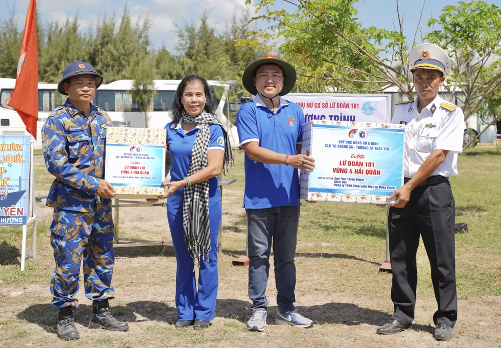 Các doanh nghiệp, mạnh thường quân TP.HCM trao quà đến các chiến sĩ. Quỹ học bổng Vừ A Dính thăm, tặng quà chiến sĩ tân binh Lữ đoàn 101, Vùng 4 Hải quân