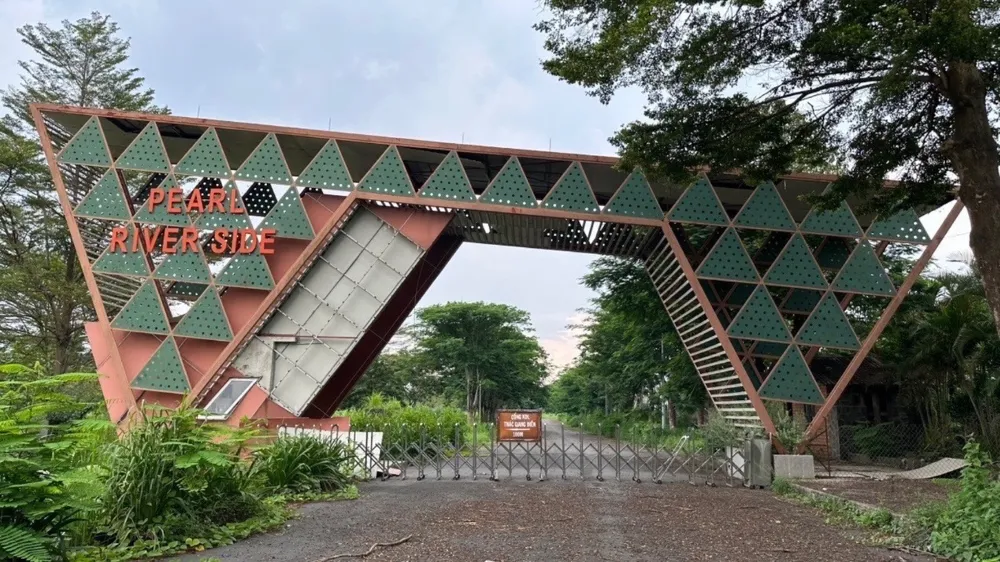 Cổng vào dự án Khu dân cư mật độ thấp và du lịch sinh thái thác Giang Điền. Ảnh: VŨ HỘI. dự án khu dân cư.jpg
