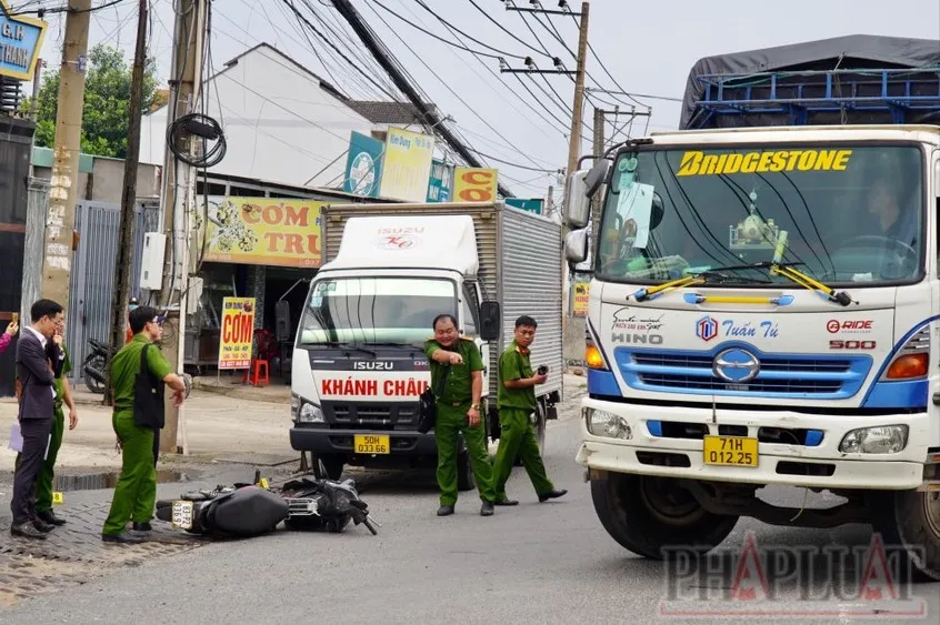 Cơ quan chức năng thực nghiệm hiện trường vụ tai nạn. Ảnh: VH. quốc lộ 51..jpg