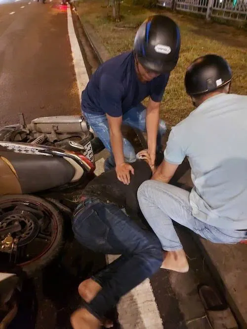 Nghi phạm bị các trinh sát hình sự khống chế bắt giữ khi đang trên đường lẩn trốn. Ảnh: CT. nữ chủ tiệm.jpg