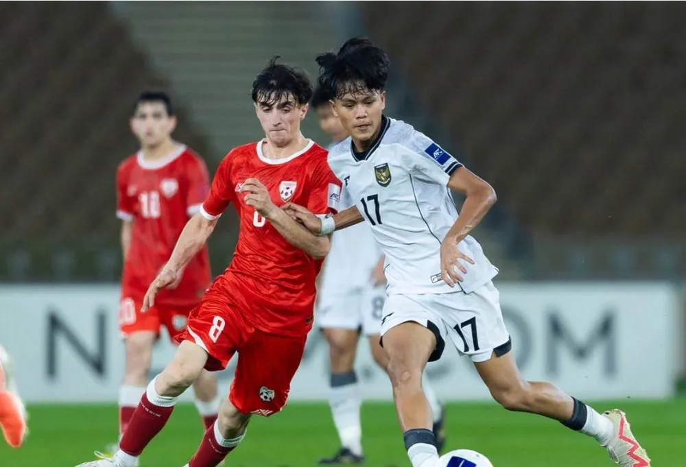 Thầy trò HLV Nova Arianto của U-17 Indonesia lên ngôi nhất bảng với 3 trận toàn thắng. Ảnh: AFC Doi- U-17- Indonesia-2.jpg