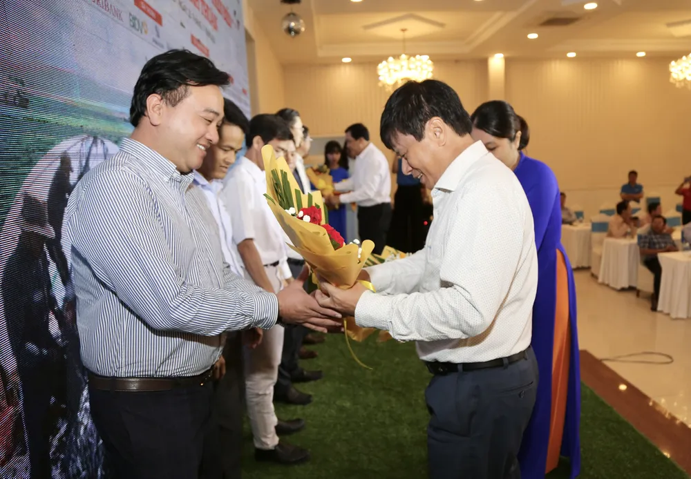 Ông Trần Trọng Dũng, Phó Chủ tịch Hội Nhà báo Việt Nam, tặng hoa cho các nhà tài trợ chương trình. Tran-Trong-Dung.jpg