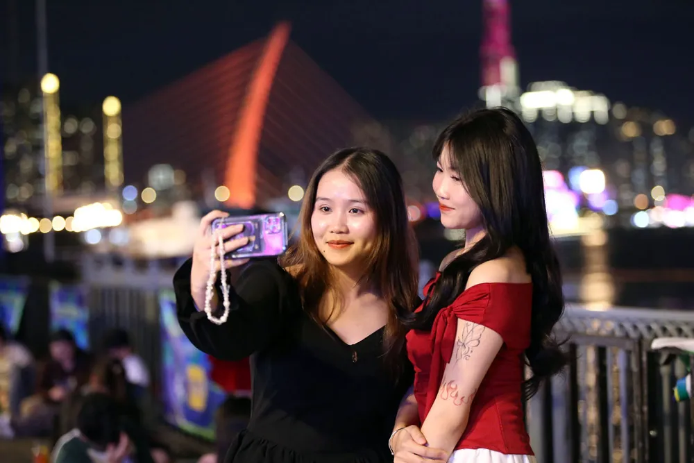 Đo lường hiệu quả phát triển kinh tế - xã hội của TP.HCM bằng tiện ích, thu nhập của người dân và sự thành công của DN. Trong ảnh: Người dân vui chơi ở Công viên bến Bạch Đằng (quận 1, TP.HCM) dịp cuối tuần. Ảnh: HOÀNG GIANG P4-5_chan-trang.jpg
