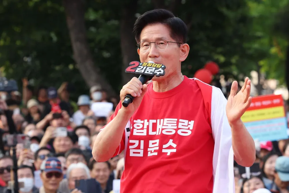 Ông Kim Moon-soo - ứng viên của PPP trong cuộc bầu cử tổng thống Hàn Quốc năm 2025 - phát biểu tranh cử quận Dobong (thủ đô Seoul) hôm 26-5. Ảnh: The Korea Times Ứng viên bầu cử tổng thống Hàn Quốc _ PPP Kim Moon-soo.jpg