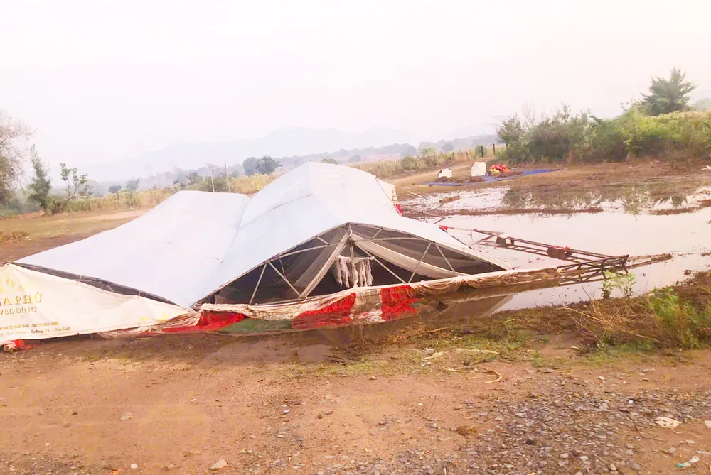 UBND huyện Krông Pa đã chỉ đạo các đơn vị khẩn trương hỗ trợ người dân khắc phục thiệt hại thiên tai. Mua-lon-nha-dan-bi-toc-mai-4.jpg