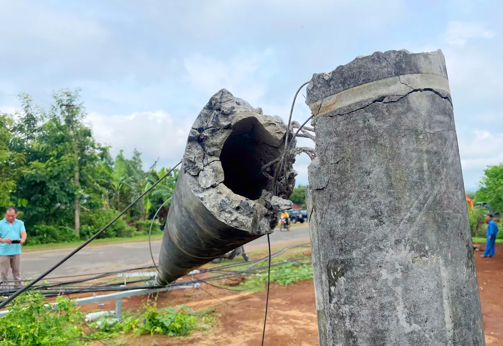 Nhiều trụ điện ở xã Ia Ka, huyện Chư Păh, tỉnh Gia Lai bị gãy đôi. Ảnh: PH Nguyên nhân hàng loạt trụ điện gãy đôi ở Gia Lai