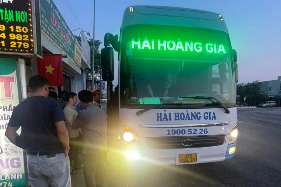 Ông Tuân bị bắt khi đang trên xe khách. Ảnh: CA tong-giam-doc-tron-truy-na-bi-bat-2.jpeg