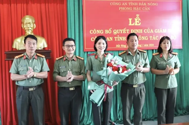 Chị Yến (người cầm hoa) được tuyển dụng vào công tác tại Công an Đắk Nông. Ảnh: M.Q Đắk Nông.jpeg