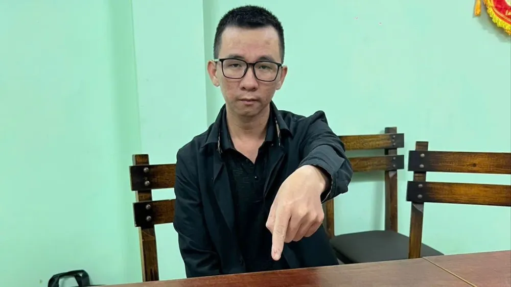 Bị can Thiện tại cơ quan công an. Ảnh: M.Q khách mua hoa.jpg