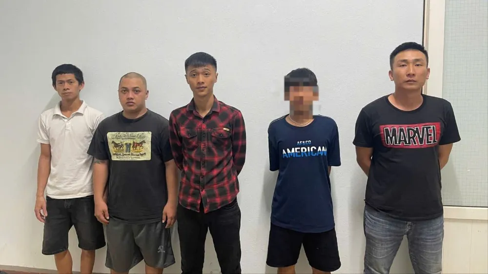 Những người liên quan vụ đánh nhau trước cổng bệnh viện. Ảnh: S.Đ đánh nhau trước cổng bệnh viện 01.jpg
