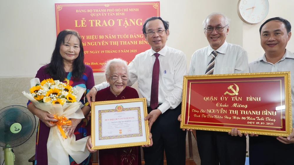 Bí thư Thành ủy TP.HCM Nguyễn Văn Nên đã trao Huy hiệu 80 năm tuổi Đảng cho bà Nguyễn Thị Thanh Bình. Ảnh: THANH THÙY Bí thư TP.HCM Nguyễn Văn Nên trao Huy hiệu 80 năm tuổi Đảng cho bà Nguyễn Thị Thanh Bình-huy-hieu-80-nam-tuoi-dang1.JPG