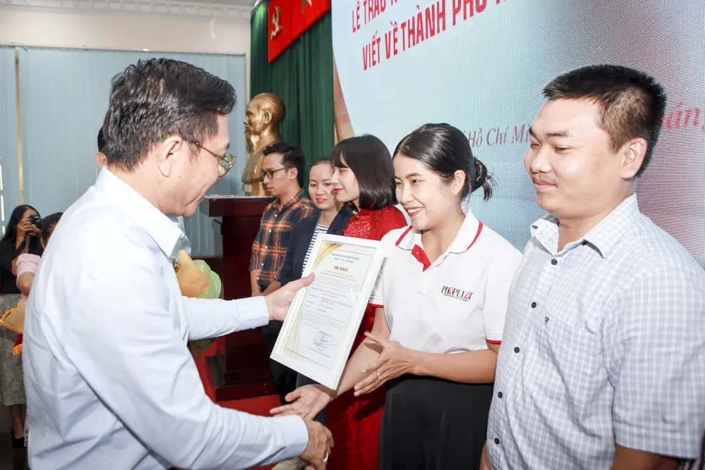 Ông Nguyễn Ngọc Hồi, Phó giám đốc Sở Văn hóa và Thể thao TP.HCM trao thư khen thưởng cho các cá nhân, đại diện tập thể có tác phẩm báo chí xuất sắc về TP.HCM. Ảnh: NGUYỆT NHI khen-thuong-tac-pham-bao-chi (6).jpg