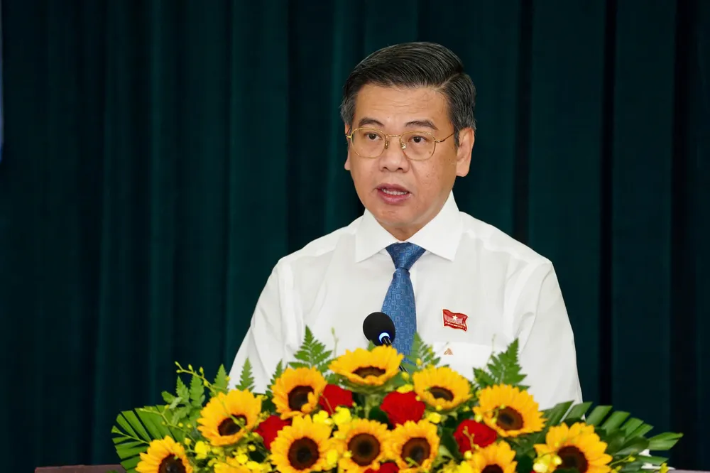 Phó Chủ tịch UBND TP.HCM Nguyễn Văn Dũng trình bày tờ trình. Ảnh: THUẬN VĂN rach-van-thanh-HĐND-TPHCM (4).jpg