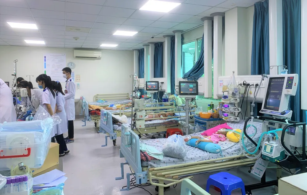 Trẻ mắc tay chân miệng từ độ 2a, 2b nhóm 1 sẽ được chỉ định nhập viện và theo dõi sát những dấu hiệu chuyển độ. Ảnh: THẢO PHƯƠNG tay-chan-mieng5 (2).jpg