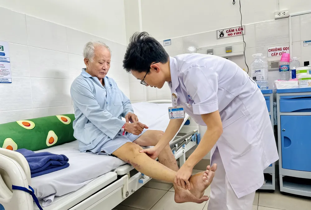 Bác sĩ Nguyễn Trọng Sỹ thăm khám cho bệnh nhân Sơn. Ảnh: THẢO PHƯƠNG bệnh loãng xương
