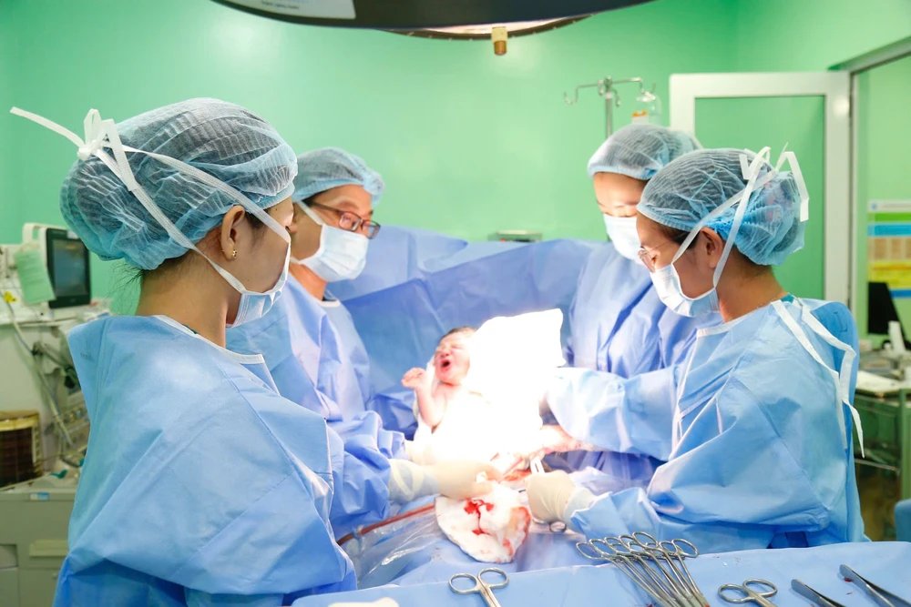 Chính sách khuyến sinh sẽ tạo động lực cho các gia đình mạnh dạn sinh con. Ảnh: THẢO PHƯƠNG sinh 2 con trước 35 tuổi