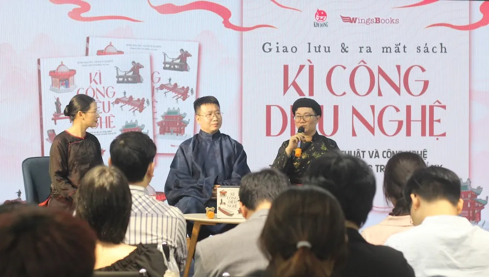 Tác giả Đông Nguyễn và họa sĩ Kaovjets Ngujens cho biết, nhiều nước thán phục trước chế tạo binh khí của cha ông. Ảnh: VIẾT THỊNH. che-tao-binh-khi-cua-cha-ong-ta-sang-tao-da-tung-khien-nhieu-nuoc-than-phuc.JPG