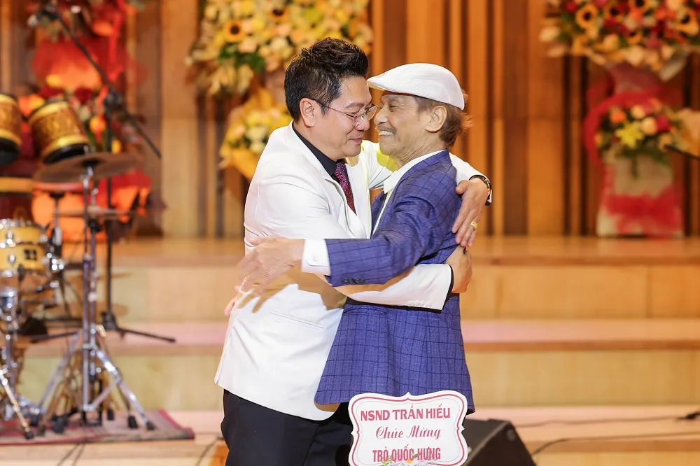 NSND Trần Hiếu chúc mừng học trò của mình. Ảnh: HÒA NGUYỄN. hoc-vien-am-nhac-quoc-gia-viet-nam-cong-bo-giam-doc-hoc-vien--2.jpg