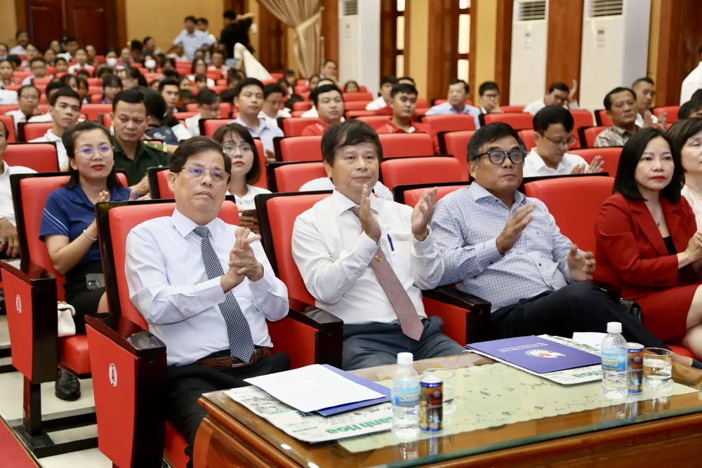 Các đại biểu tham dự chương trình "Cùng ngư dân thắp sáng đèn trên biển" do báo Pháp Luật TP.HCM tổ chức. Ảnh: TRƯỜNG GIANG. z5849710519864_f7ee9f7b6479bb439299b316a6db63e1.jpg
