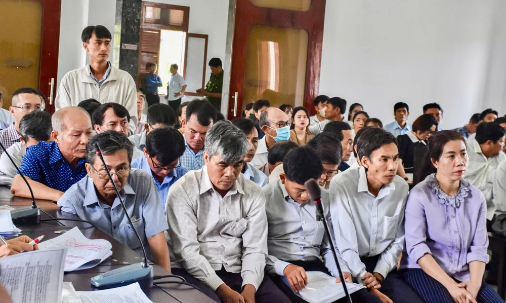Các bị cáo là cựu cán bộ huyện Đông Hòa. Ảnh: AB quản lý đất đai.jpg