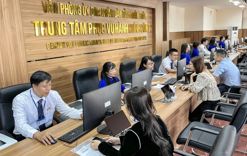 Trung tâm Phục vụ hành chính công của tỉnh Khánh Hòa. Ảnh: ĐT sợ trách nhiệm.jpg