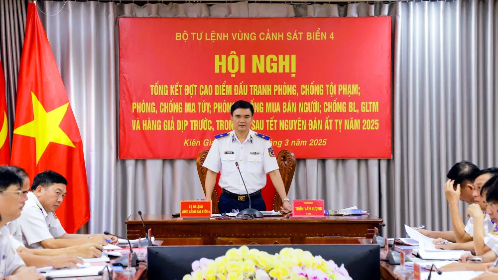 Thiếu tướng Trần Văn Lượng, Tư lệnh Vùng Cảnh sát biển 4 phát biểu chỉ đạo tại Hội nghị. Ảnh: ĐỨC THÁI vung-canh-sat-bien-4-tong-ket-cong-tac-1.jpg