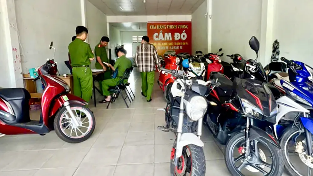 Công an tỉnh Kiên Giang kiểm tra cơ sở cầm đồ MT ở phường Dương Đông,TP Phú Quốc. Ảnh: CAKG Công an tỉnh Kiên Giang