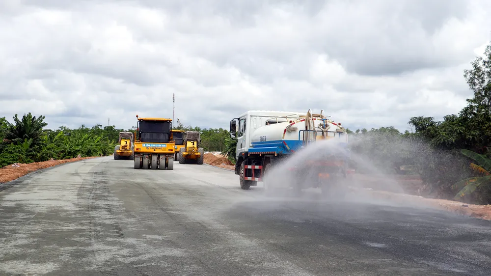 Thứ trưởng Bộ Xây dựng Phạm Minh Hà yêu cầu các nhà thầu tập trung máy móc, nhân lực thi công đảm bảo tiến độ dự án cao tốc Cần Thơ - Cà Mau. Ảnh: BT cao-toc-can-tho-ca-mau-2025-4.jpg