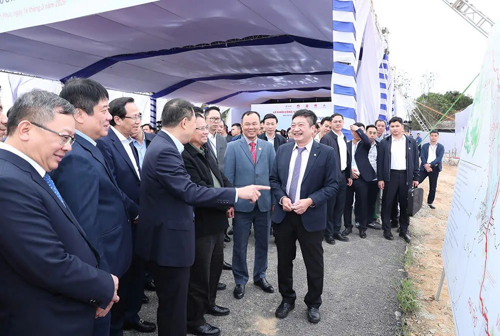 Thủ tướng nghe báo cáo về dự án đường dây 500 kV Lào Cai - Vĩnh Yên tại địa phận tỉnh Vĩnh Phúc (xã Minh Quang, huyện Tam Đảo). Ảnh: Trần Trung đường dây 500 kV..jpg