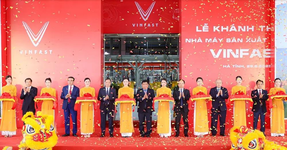 Các đại biểu cắt băng khánh thành Nhà máy sản xuất ô tô điện VinFast Hà Tĩnh. khanh-nha-o-to-dien-Ha-Tinh.jpg