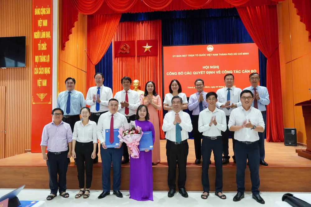 Lãnh đạo Ủy ban MTTQ Việt Nam TP.HCM trao quyết định cán bộ Ban Tổ chức, kiểm tra. Ảnh: BẢO PHƯƠNG uy-ban-mttq-viet-nam-tp-4.jpg