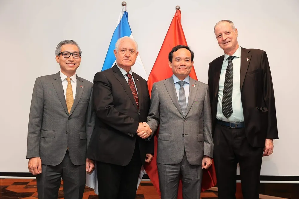 Phó Thủ tướng Trần Lưu Quang (thứ hai từ phải) và Đại sứ Việt Nam tại Israel Lý Đức Trung (trái) làm việc với lãnh đạo Israel. Ảnh: ĐSQVN tại Israel. Phó Thủ tướng Trần Lưu Quang (thứ hai từ phải) và Đại sứ Việt Nam tại Israel Lý Đức Trung (trái) làm việc với lãnh đạo Israel. Ảnh: ĐSQVN tại Israel.