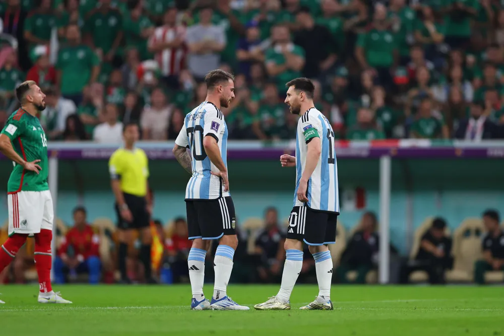 Mac Allister khâm phục đội trưởng Messi trong tư cách thủ lĩnh. Ảnh: GETTY. Siêu sao Messi