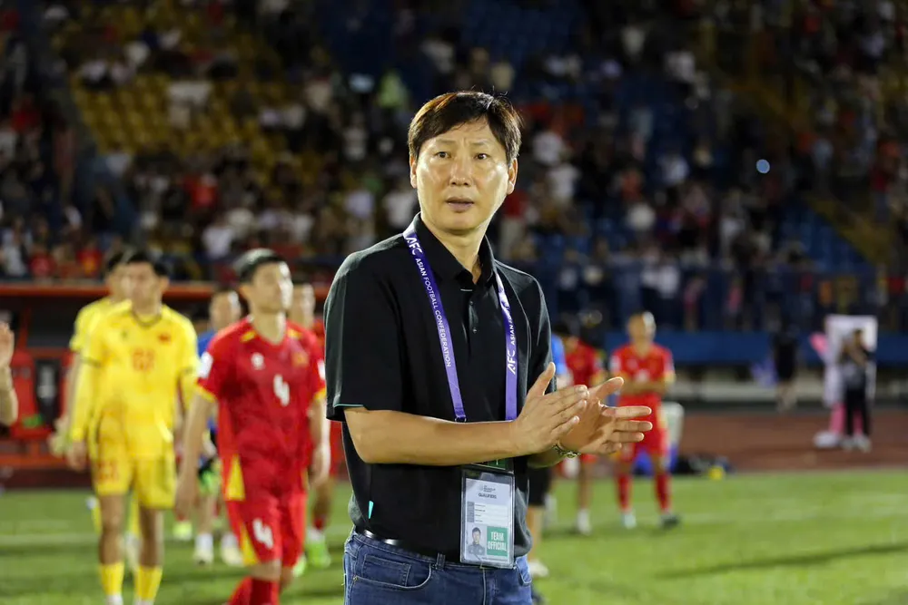 1. HLV Kim Sang-sik vui vì các học trò biết ghi bàn sớm, nhưng cũng buồn khi bốn tiền đạo tịt ngòi. Ảnh: ANH PHƯƠNG. thay-kim-lo-tien-dao-tuyen-viet-nam-mat-tich (4).jpg