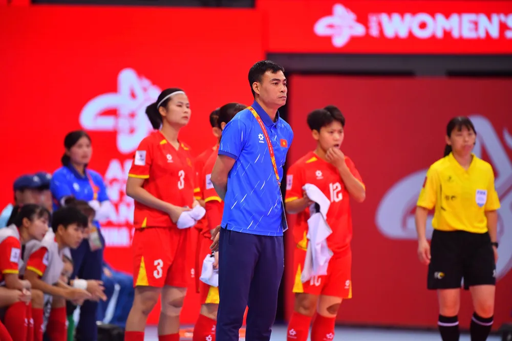HLV Nguyễn Đình Hoàng cùng các học trò hạ quyết tâm vượt qua đối thủ lớn Nhật Bản. Ảnh: CCT. tuyen-nu-futsal-viet-nam-cham-ngo-giac-mo-world-cup (1).jpeg
