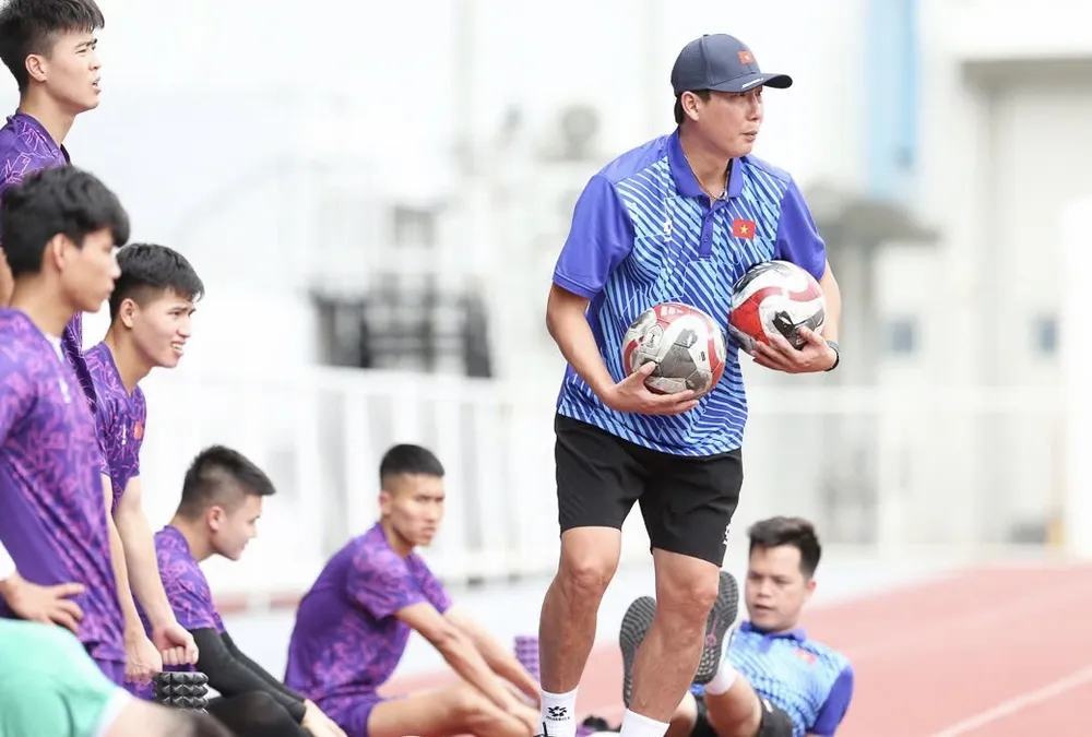 HLV Kim Sang-sik vinh dự nắm tuyển Các ngôi sao Đông Nam Á đụng độ MU. Ảnh: CCT. tran-cau-dang-nho-giua-cac-ngoi-sao-dong-nam-a-va-manchester-united (3).jpg