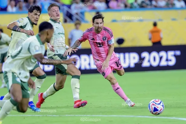 Messi được kỳ vọng sẽ gồng gánh Inter Miami vượt qua ông lớn PSG. Ảnh: EPA. messi-cung-dong-doi-clb-inter-miami-va-cuoc-doi-dau-ky-la-voi-psg (1).jpg