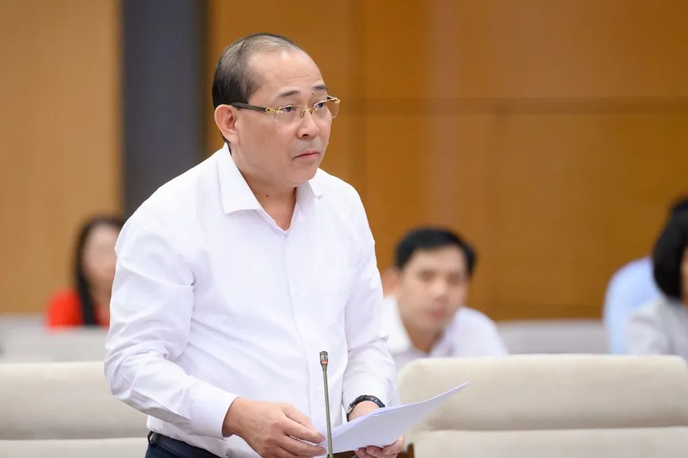 Phó Chủ tịch Ủy ban Trung ương Mặt trận Tổ quốc Việt Nam Hoàng Công Thủy trình bày dự thảo báo cáo. Ảnh: QH tvqh-hoang-cong-thuy.jpg