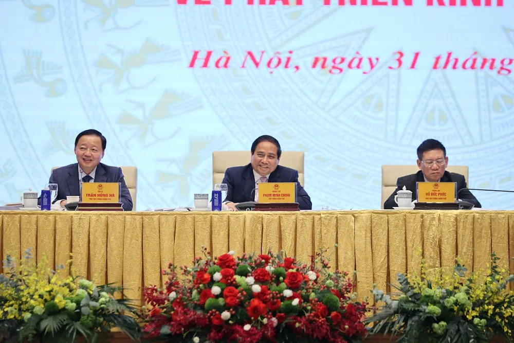 Thủ tướng Phạm Minh Chính, các Phó Thủ tướng Trần Hồng Hà, Hồ Đức Phớc chủ trì tọa đàm. Ảnh: VGP kinh tế tư nhân 3105.jpg
