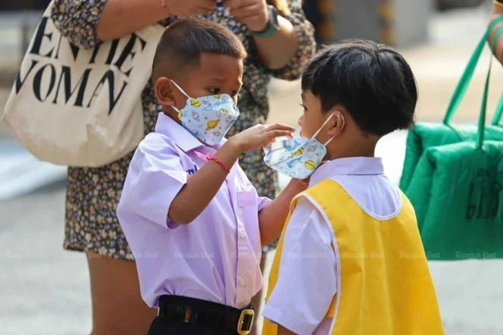 Học sinh đeo khẩu trang khi đi học ở Bangkok trong bối cảnh dịch COVID-19 tái bùng phát tại Thái Lan. Ảnh: BANGKOK POST dịch COVID-19 tái bùng phát