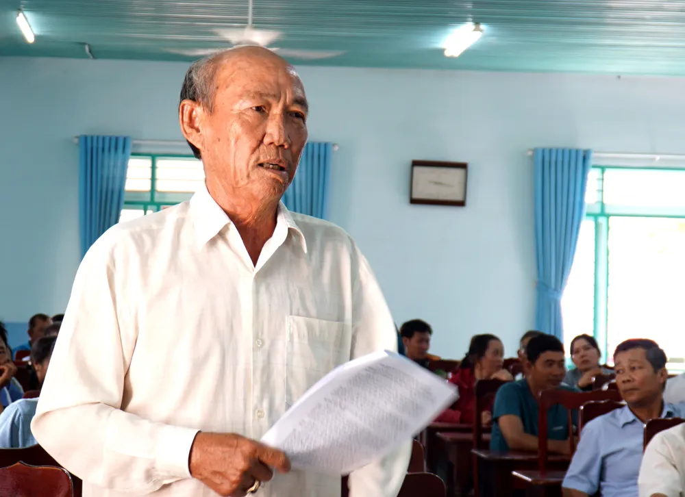 Ông Võ Văn Bảy, người dân xã Vĩnh Hải, góp ý dự thảo nghị quyết cơ chế đặc thù. Ảnh: H.H điện hạt nhân 3.jpg