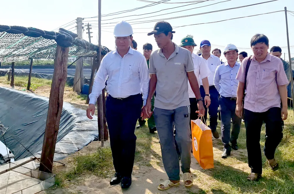 Ông Trần Quốc Nam, Chủ tịch UBND tỉnh Ninh Thuận (nón trắng), đi kiểm tra tại khu vực dự án nhà máy điện hạt nhân Ninh Thuận 1 (xã Phước Dinh, huyện Thuận Nam). Ảnh: Đ.K điện hạt nhân 4.jpg