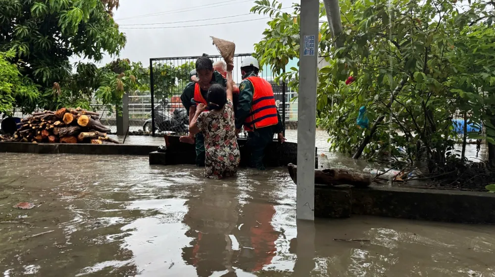 Lực lượng chức năng TP Dĩ An đang hỗ trợ người dân di dời ra khỏi khu vực ngập để đảm bảo an toàn. Ảnh: Đài Truyền thanh TP Dĩ An. cơn mưa lớn (13).jpg