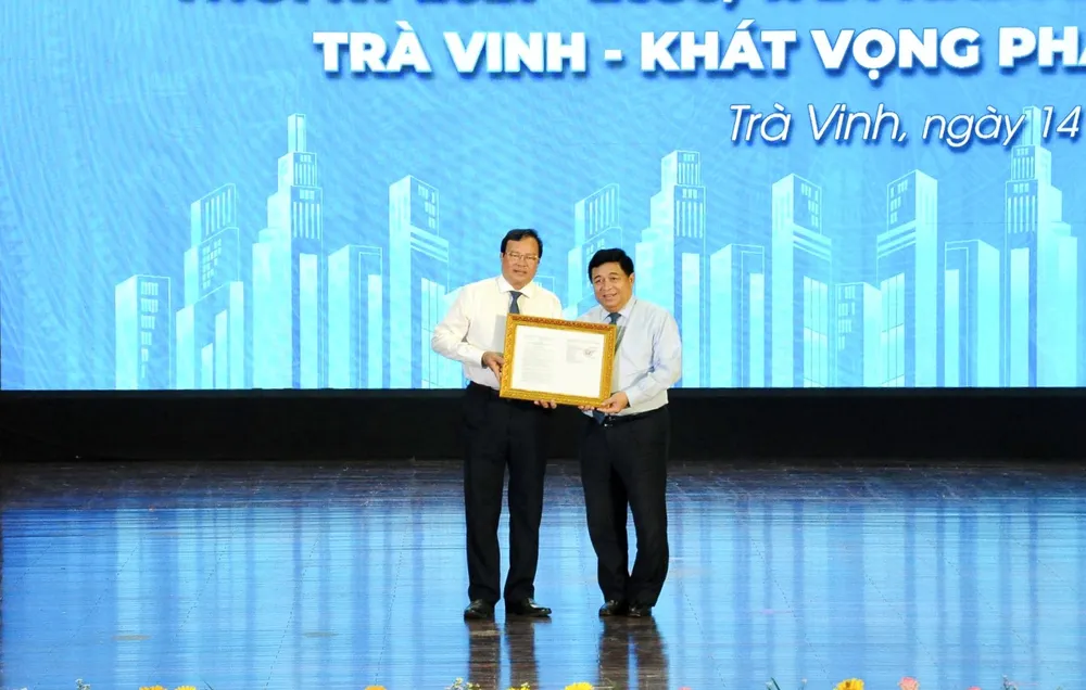 Bộ trưởng Bộ KH&ĐT Nguyễn Chí Dũng trao Quy hoạch tỉnh Trà Vinh thời kỳ 2021-2030, tầm nhìn đến năm 2050 cho Chủ tịch UBND tỉnh Trà Vinh Lê Văn Hẳn: Ảnh: HD quy-hoac-tra-vinh.jpg