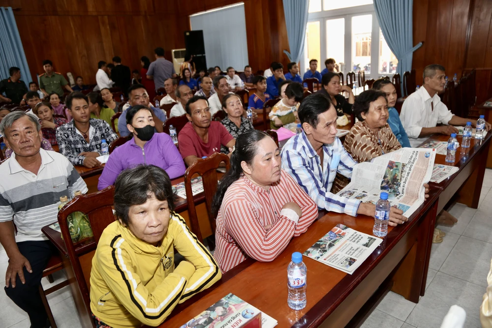 Từ rất sớm, đông đảo bà con ngư dân đã đến tham dự chương trình "Cùng ngư dân thắp sáng đèn trên biển" anh-sang-den-tre-bien-kien-giang-17.jpg