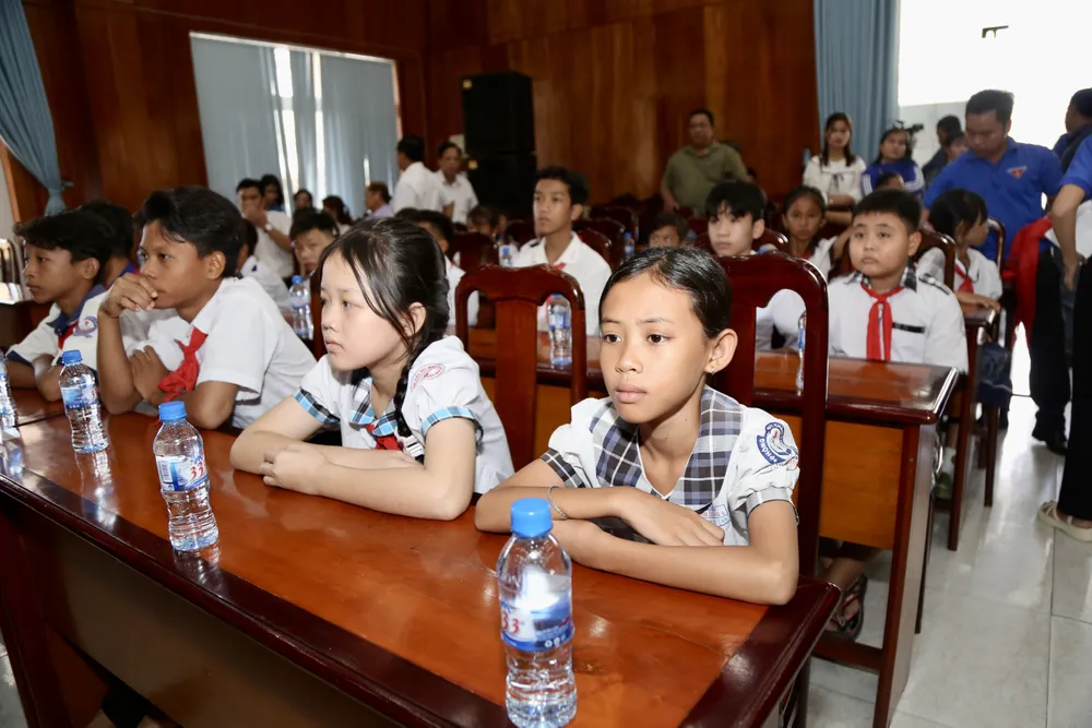 Ban Tổ chức cũng trao tặng 25 suất học bổng dành tặng các em học sinh các gia đình bà con ngư dân vượt khó học giỏi anh-sang-den-tre-bien-kien-giang-18.jpg